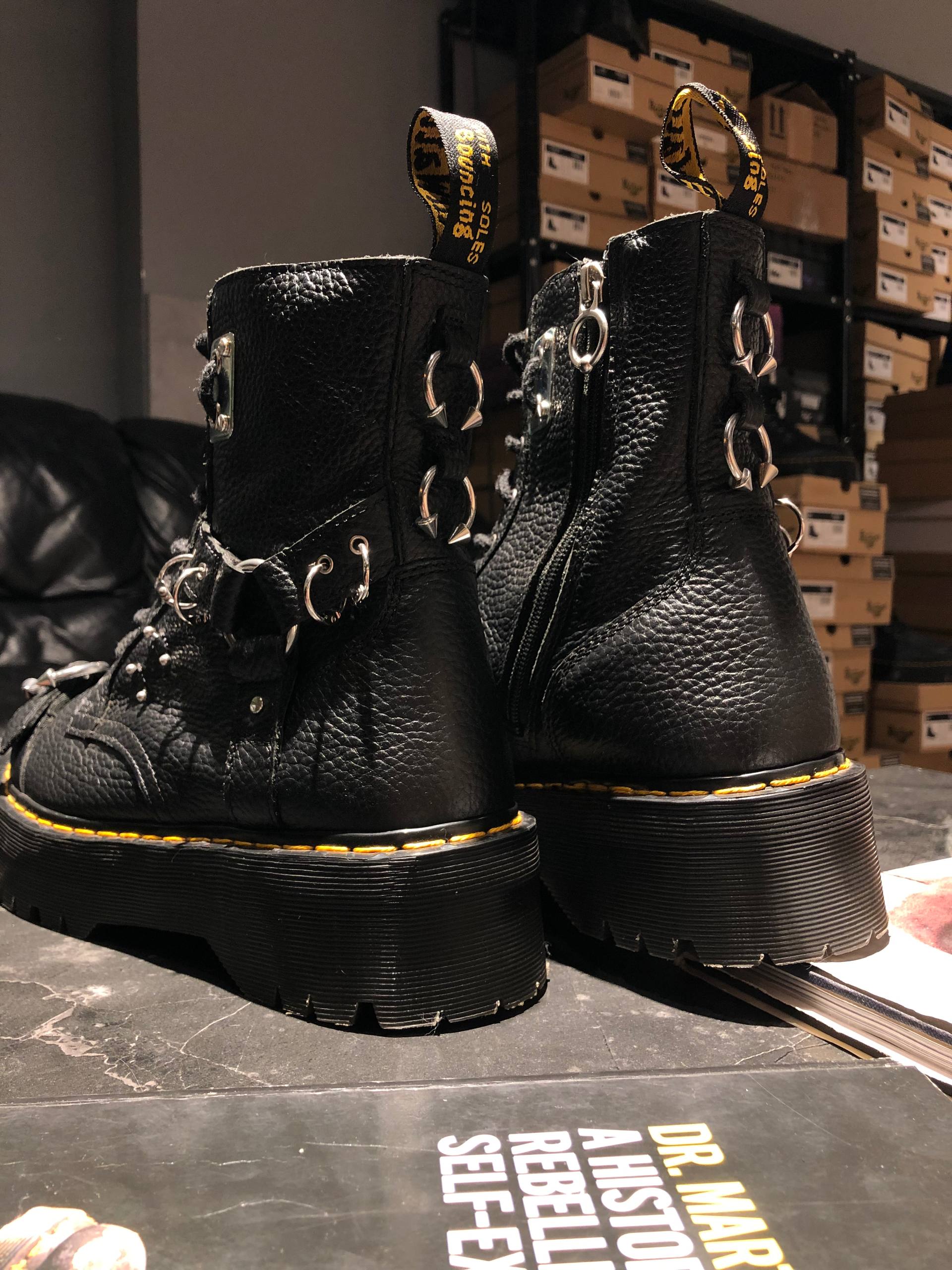 Dr. Martens Jadon Piercing - Black Milled Nappa (UK 10 EU 45) (4) Оригінальні Dr. Martens Jadon Piercing - Black Milled Nappa (UK 10 EU 45) в хорошому стані на resale.martens.com.ua