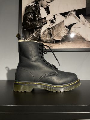 Вживані зимові черевики Dr. Martens Serena – Black Burnished Wyoming (UK 6 EU 39) в ідеальному стані з мінімальним зносом