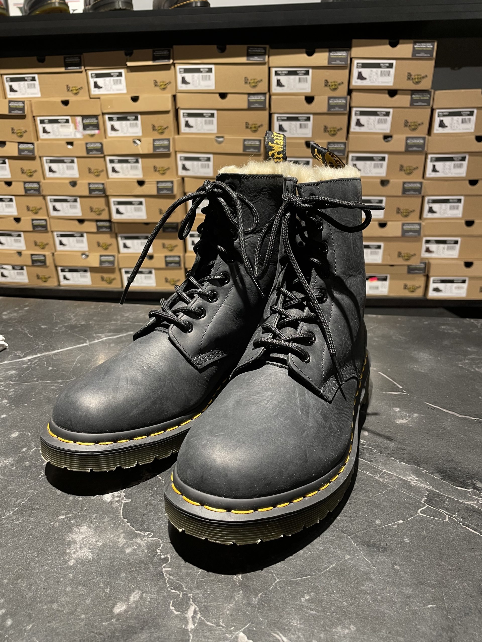 Dr. Martens Serena – Black Burnished Wyoming (UK 6 EU 39) (2) Вживані зимові черевики Dr. Martens Serena – Black Burnished Wyoming (UK 6 EU 39) в ідеальному стані з мінімальним зносом