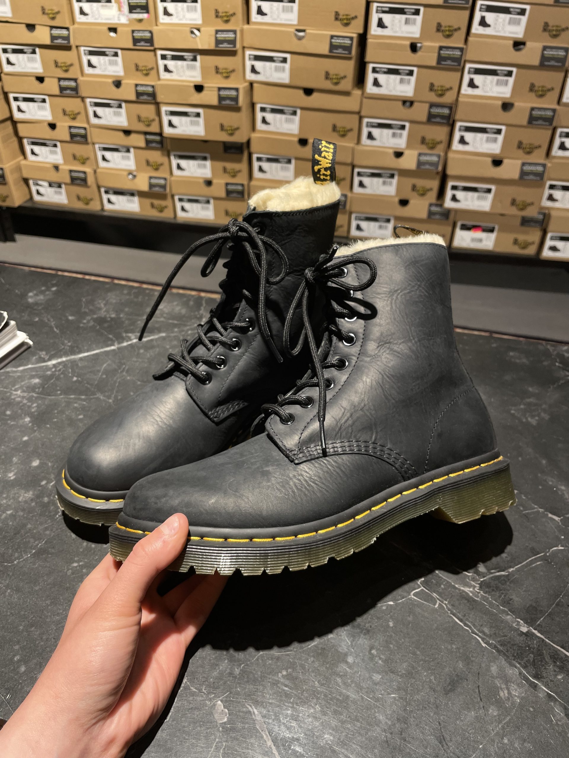Dr. Martens Serena – Black Burnished Wyoming (UK 6 EU 39) (3) Вживані зимові черевики Dr. Martens Serena – Black Burnished Wyoming (UK 6 EU 39) в ідеальному стані з мінімальним зносом