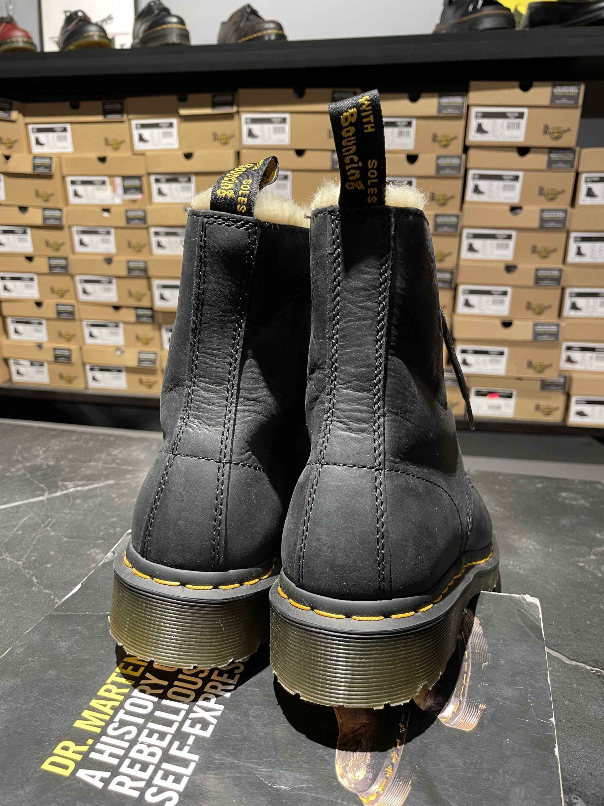 Dr. Martens Serena – Black Burnished Wyoming (UK 6 EU 39) (4) Вживані зимові черевики Dr. Martens Serena – Black Burnished Wyoming (UK 6 EU 39) в ідеальному стані з мінімальним зносом