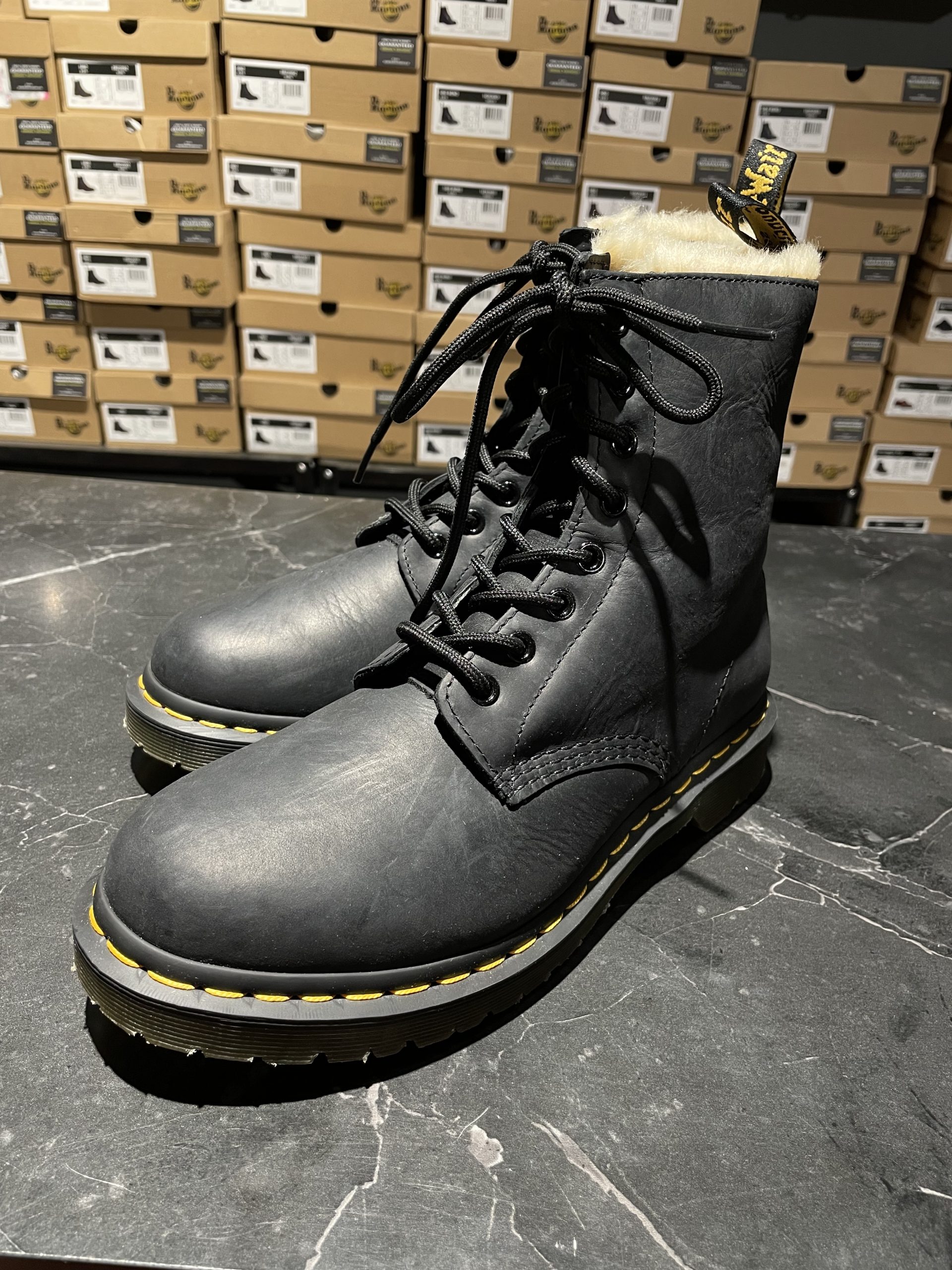 Dr. Martens Serena – Black Burnished Wyoming (UK 6 EU 39) (6) Вживані зимові черевики Dr. Martens Serena – Black Burnished Wyoming (UK 6 EU 39) в ідеальному стані з мінімальним зносом