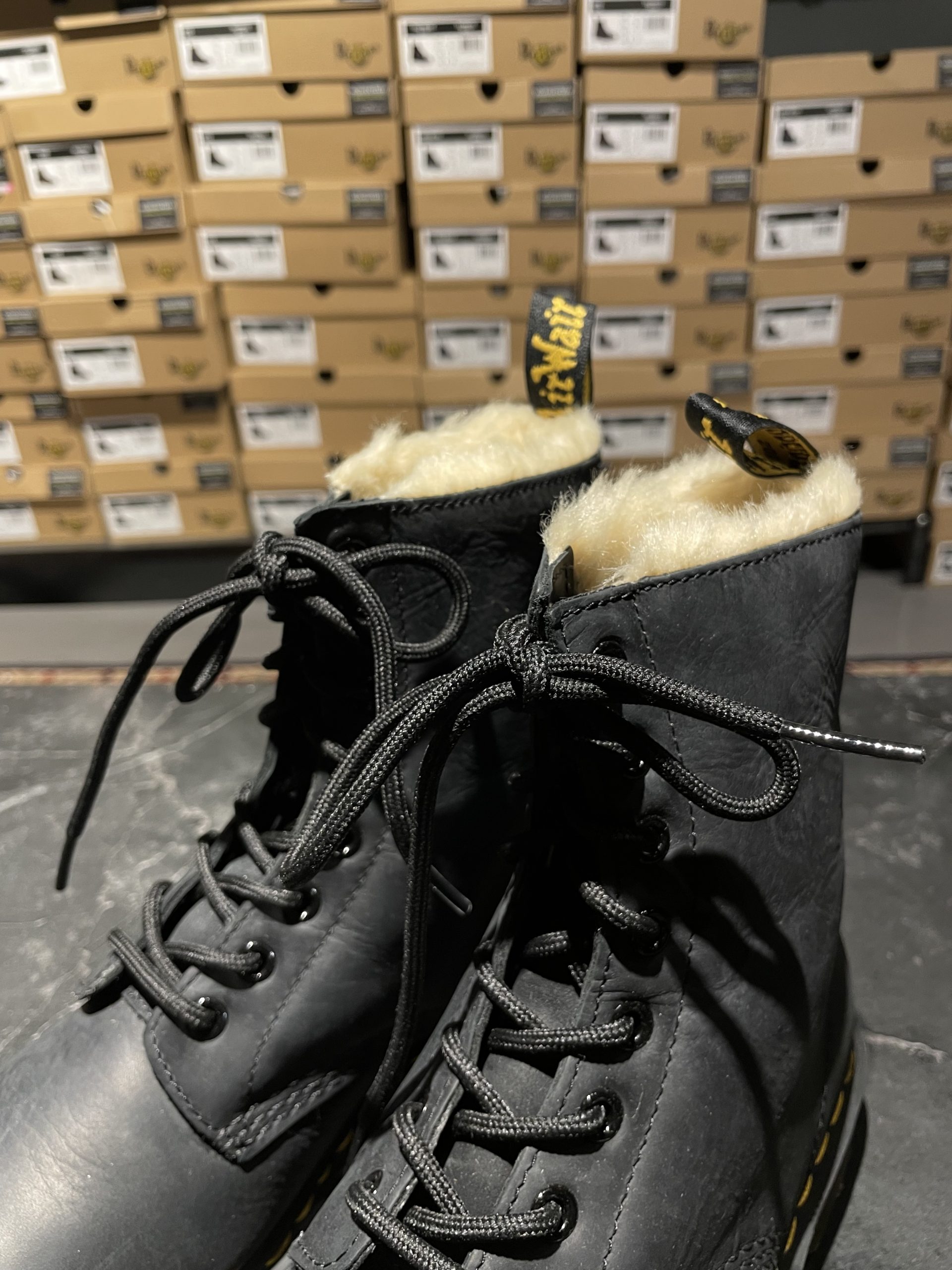 Dr. Martens Serena – Black Burnished Wyoming (UK 6 EU 39) (8) Вживані зимові черевики Dr. Martens Serena – Black Burnished Wyoming (UK 6 EU 39) в ідеальному стані з мінімальним зносом
