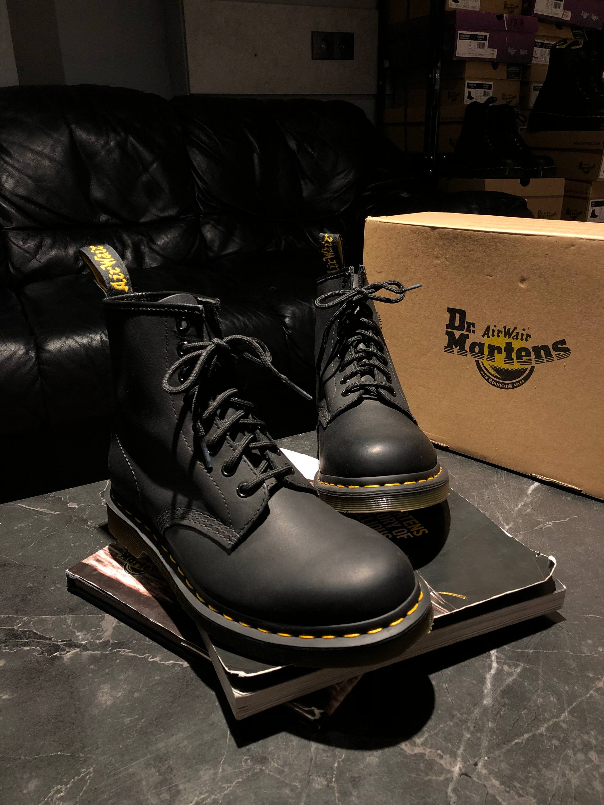 Dr. Martens 1460 - Black Greasy (UK 7 EU 41) (10) Вживані черевики Dr. Martens 1460 - Black Greasy (UK 7 EU 41) в чудовому стані купити онлайн