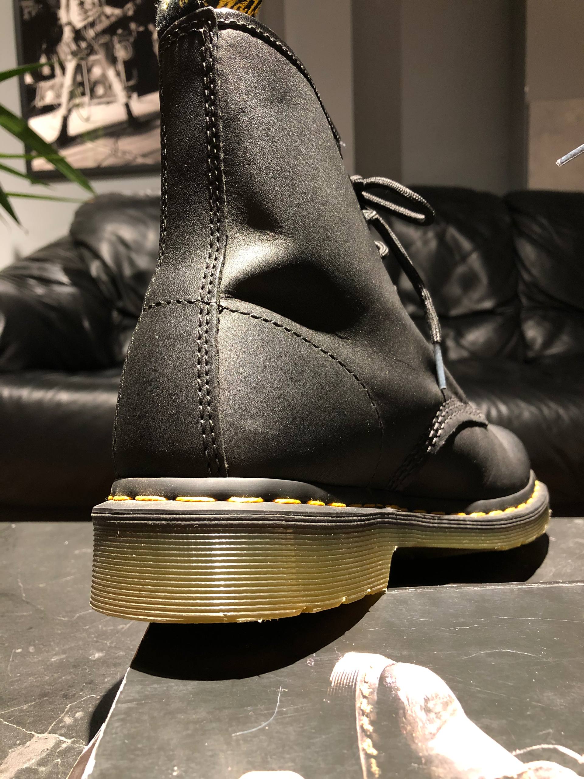 Dr. Martens 1460 - Black Greasy (UK 7 EU 41) (3) Вживані черевики Dr. Martens 1460 - Black Greasy (UK 7 EU 41) в чудовому стані купити онлайн