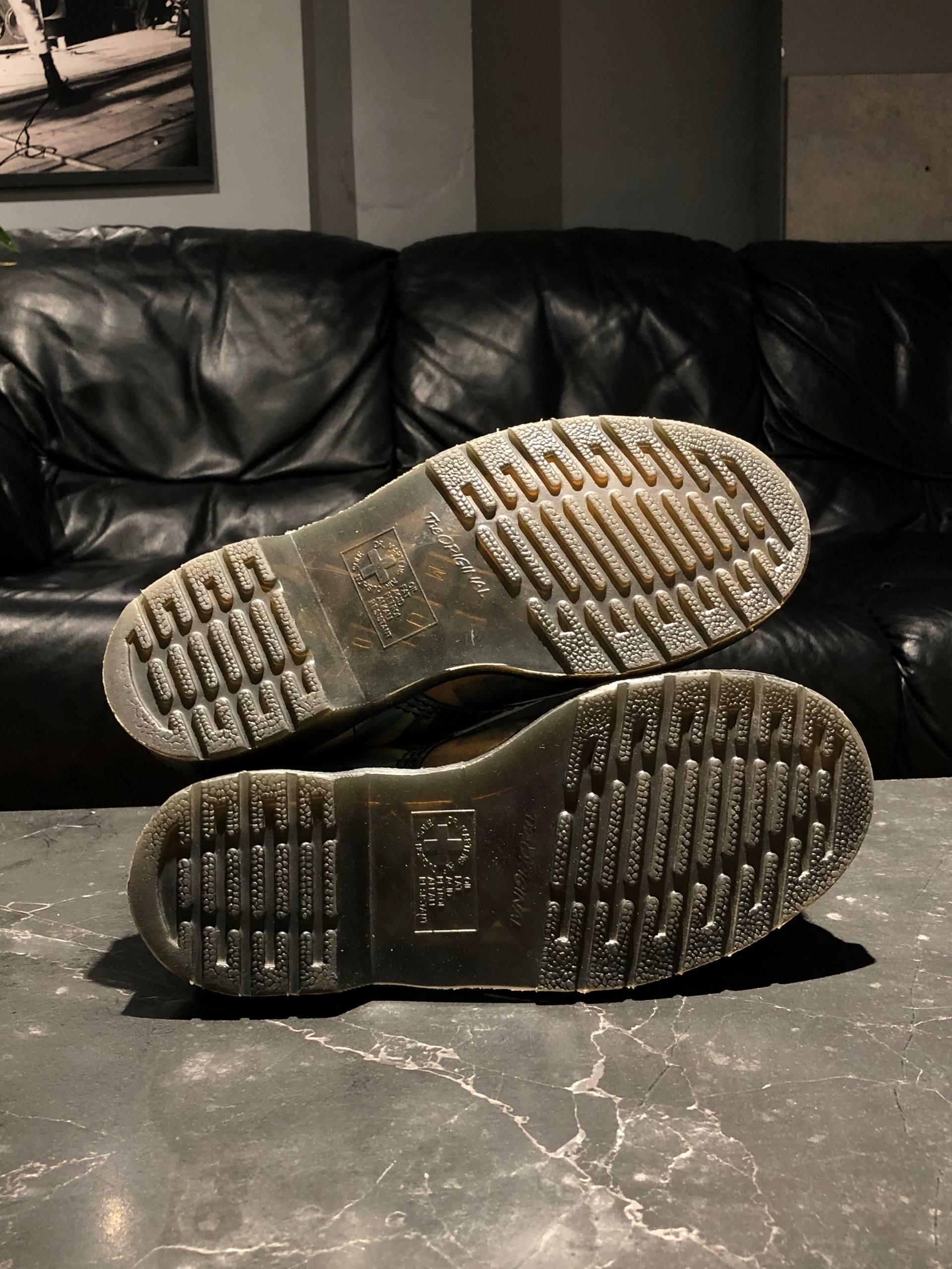 Dr. Martens 1460 Pascal - Museum Collection Hogarth (UK 4 EU 37) (4) Унікальна рідкісна колекційна модель Dr. Martens 1460 Pascal - Museum Collection Hogarth (UK 4 EU 37) в ідеальному стані купити в Україні на resale.martens.com.ua