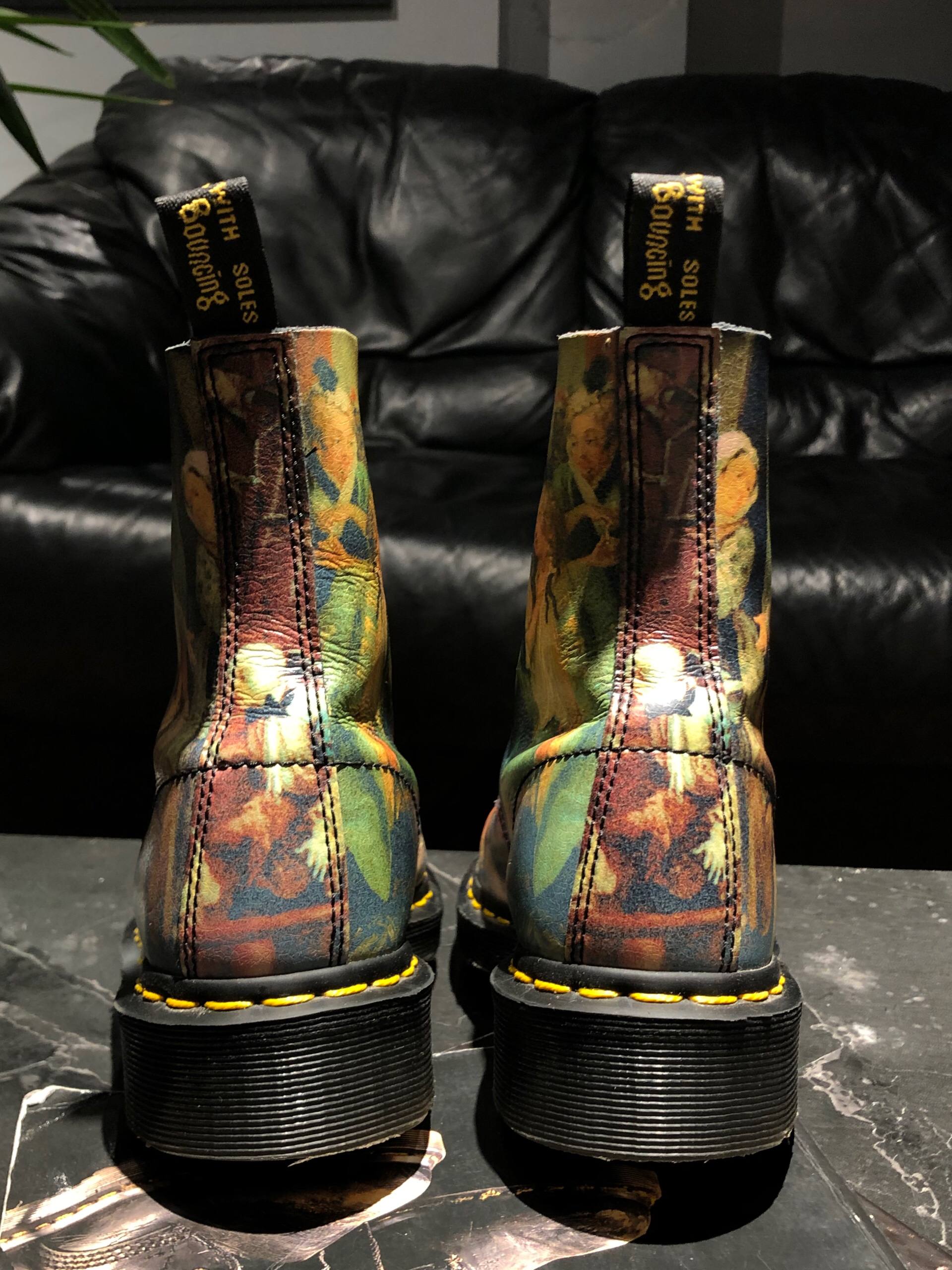 Dr. Martens 1460 Pascal - Museum Collection Hogarth (UK 4 EU 37) (5) Унікальна рідкісна колекційна модель Dr. Martens 1460 Pascal - Museum Collection Hogarth (UK 4 EU 37) в ідеальному стані купити в Україні на resale.martens.com.ua